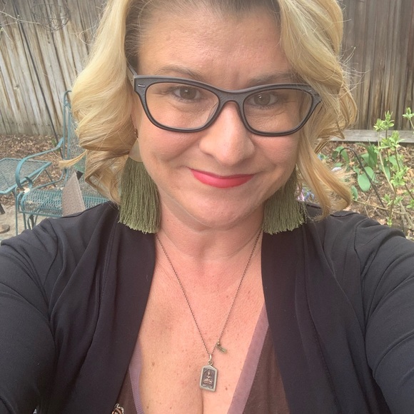 🥔Meet your Posher, Jen V!🍟POSH AMBASSADOR 🥔🍠 - Picture 1 of 7